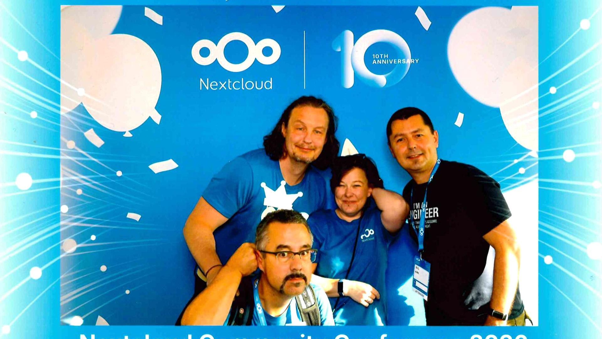 Propagačná fotografia z Nextcloud Community Conference 2026 s prvkami vizuálnej identity Nextcloudu