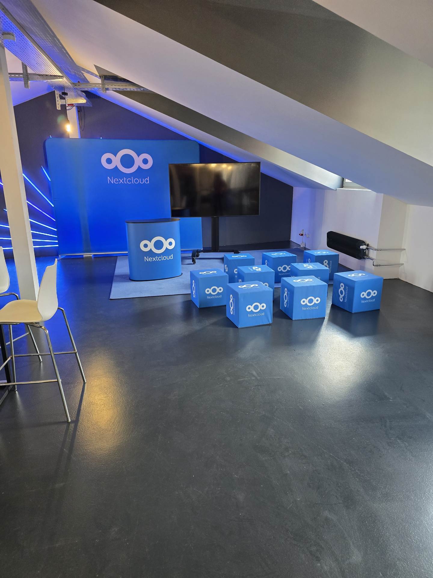 Reklamné kocky s Nextcloud logom pripravené na inštaláciu
